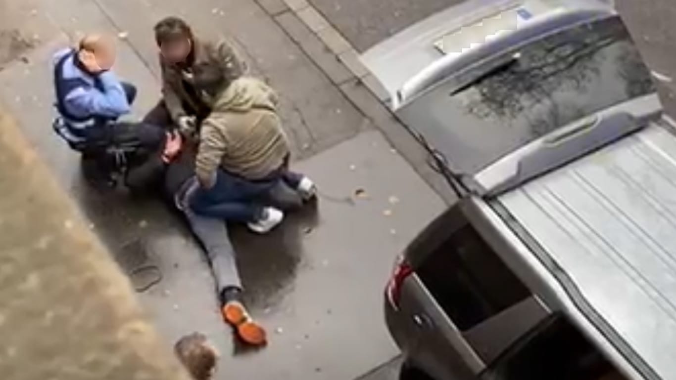 Das Standbild aus einem Handyvideo zeigt die Festnahme des 51-jährigen Fahrers in Trier: Die Polizei hat die Echtheit des Videos bestätigt.