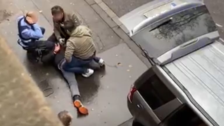 Das Standbild aus einem Handyvideo zeigt die Festnahme des 51-jährigen Fahrers in Trier: Die Polizei hat die Echtheit des Videos bestätigt.