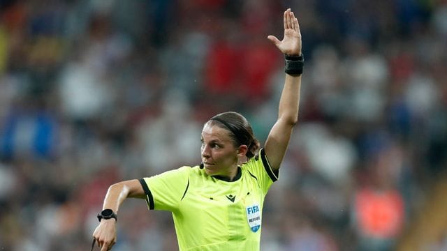 Leitet mit der Begegnung Juventus Turin gegen Dynamo Kiew als erste Frau ein Champions-League-Spiel der Männer: Stéphanie Frappart.