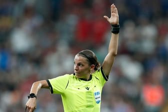 Leitet mit der Begegnung Juventus Turin gegen Dynamo Kiew als erste Frau ein Champions-League-Spiel der Männer: Stéphanie Frappart.