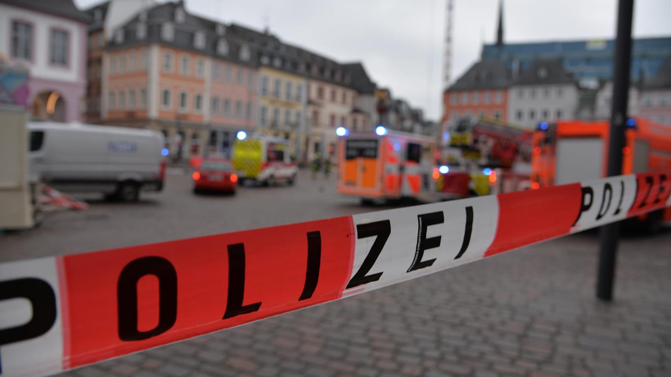 Absperrband der Polizei in der Fußgängerzone von Trier: Dort hat ein SUV-Fahrer mehrere Menschen getötete und verletzt.