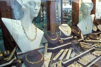 Schmuck liegt im Schaufenster eines Juweliergeschäfts (Symbolbild): In Hamburg-Rotherbaum wurde Schmuck aus einem Geschäft gestohlen.