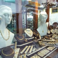 Schmuck liegt im Schaufenster eines Juweliergeschäfts (Symbolbild): In Köln wurde einem Juwelier Ware im Wert von 100.000 Euro gestohlen.