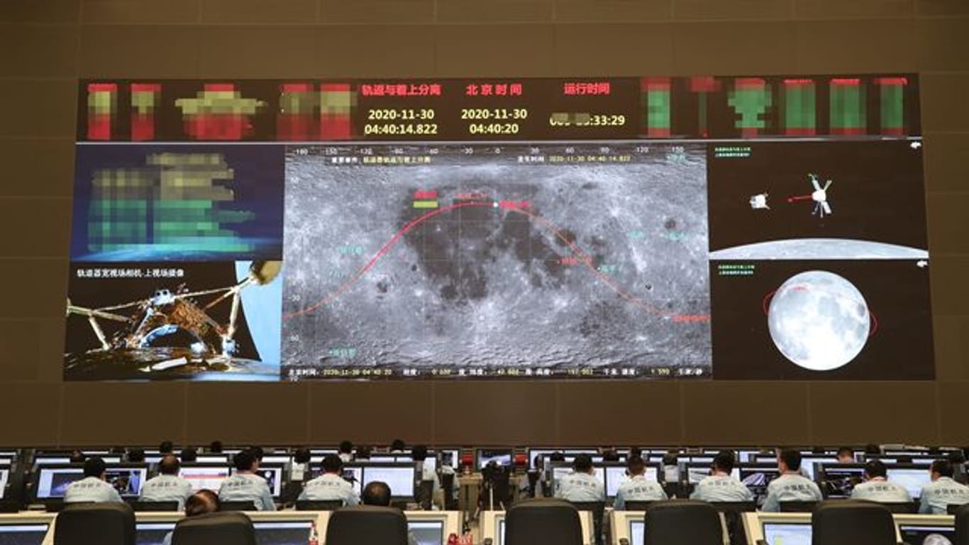 Techniker arbeiten für die Mondmission im Beijing Aerospace Control Center (BACC) in Peking.