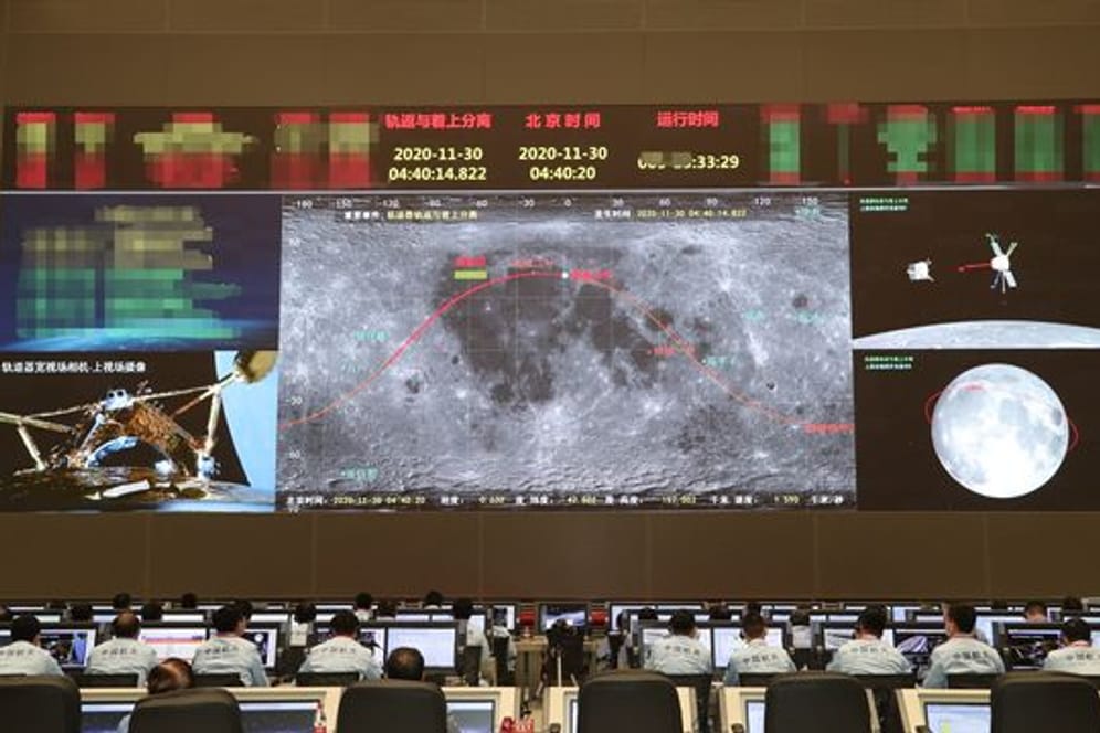 Techniker arbeiten für die Mondmission im Beijing Aerospace Control Center (BACC) in Peking.