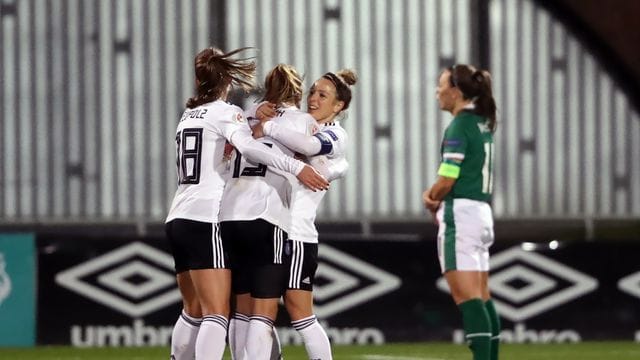 Tabea Wassmuth (M) bejubelt ihr Tor zum 3:1-Endstand mit ihren Mitspielerinnen.