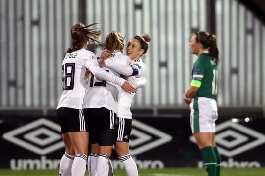 Tabea Wassmuth (M) bejubelt ihr Tor zum 3:1-Endstand mit ihren Mitspielerinnen.