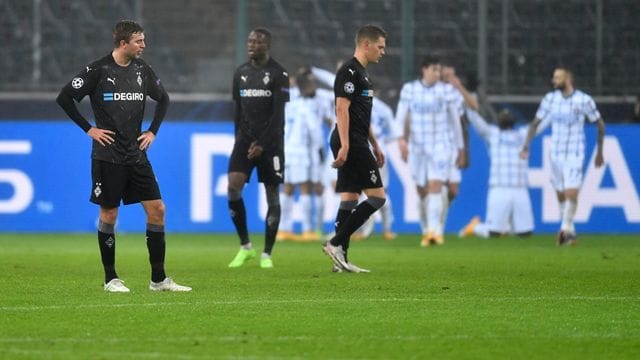 Mönchengladbachs Christoph Kramer (l-r), Denis Zakaria und Matthias Ginter stehen nach dem Gegentor zum 1:3 enttäuscht auf dem Rasen.