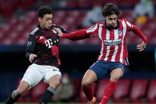 Bayern-Youngster Jamal Musiala (l) im Kampf um den Ball mit Joao Felix von Atlético Madrid.