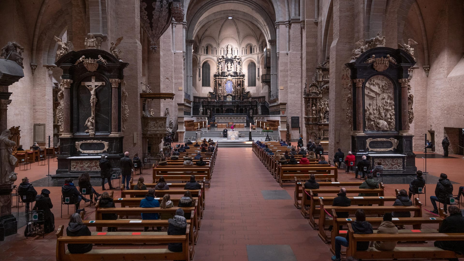 Trierer Dom am Dienstagabend: Einige Dutzend Menschen sind zur Andacht für die Opfer der Amokfahrt gekommen. Wegen der Corona-Beschränkungen musste auf den Bänken Abstand gehalten werden.