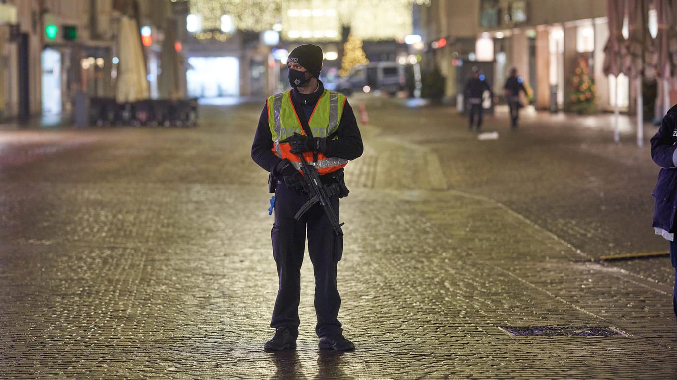 Auch am späten Abend gesperrt: Die Polizei ließ Teile der Trierer Innenstadt weiter geschlossen.