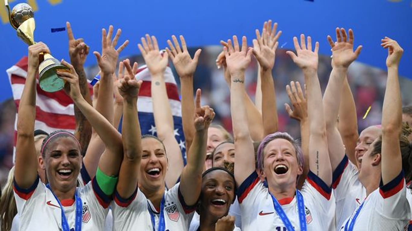 Die US-Spielerinnen jubeln 2019 mit dem WM-Pokal.