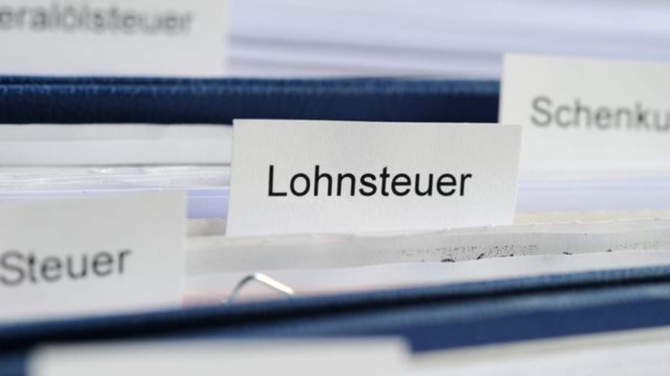 Übersteigen die Zuwendungen des Arbeitgebers einen Wert von 110 Euro, fällt Lohnsteuer an.