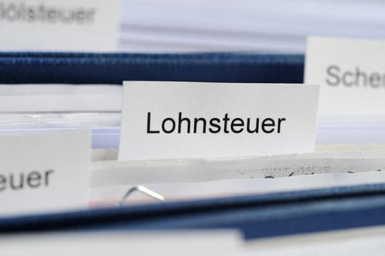 Übersteigen die Zuwendungen des Arbeitgebers einen Wert von 110 Euro, fällt Lohnsteuer an.