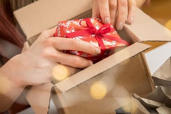 Beim Verpacken sollte das Geschenk besser gesichert werden - zum Beispiel, indem man den Versandkarton mit Papier polstert.