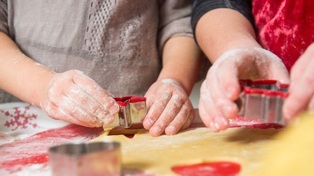 Plätzchen ausstechen macht den Kindern Spaß.