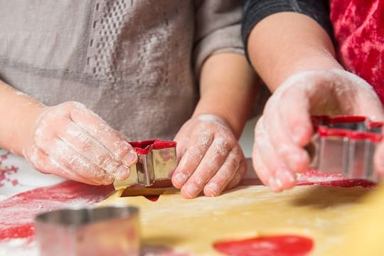 Plätzchen ausstechen macht den Kindern Spaß.