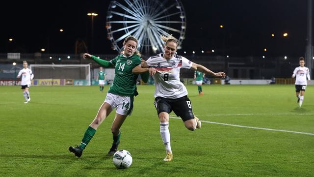 Sydney Lohmann (r) und Irlands Heather Payne kämpfen um den Ball. Sydney Lohmann (r) und Irlands Heather Payne kämpfen um den Ball.