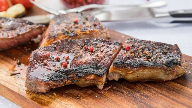 Die richtige Marinade macht den geschmacklichen Unterschied: Je länger sie einzieht, umso intensiver ist am Ende der Geschmack. Die richtige Marinade macht den geschmacklichen Unterschied: Je länger sie einzieht, umso intensiver ist am Ende der Geschmack.