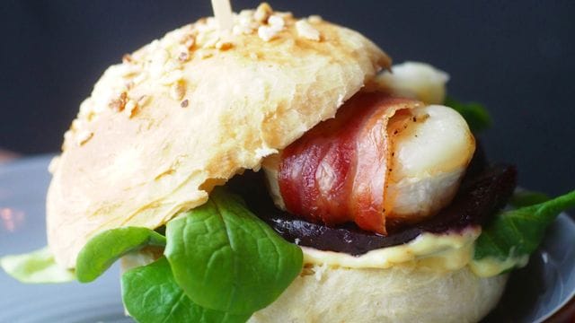 Das Brötchen macht's: Selbst gemachte Burger-Buns schmecken perfekt zum Belag aus Ziegenkäse, Bacon und Rote Bete.