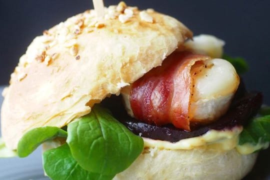 Das Brötchen macht's: Selbst gemachte Burger-Buns schmecken perfekt zum Belag aus Ziegenkäse, Bacon und Rote Bete.