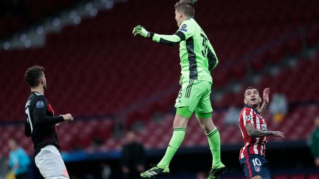 Bayerns Torwart Alexander Nübel köpft den Ball.
