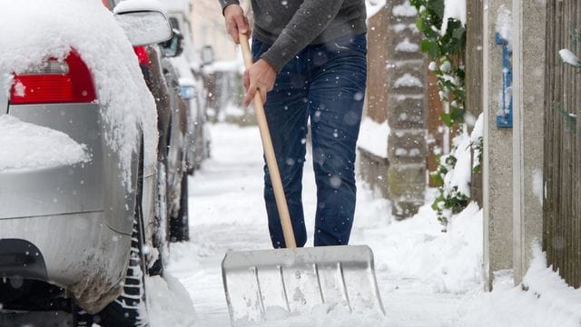 Wenn es schneit, müssen unter Umständen die Eigentümer selbst räumen.