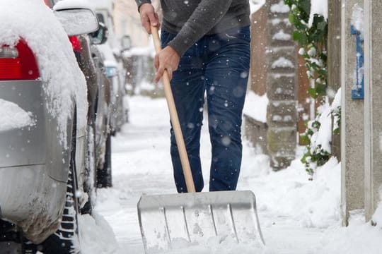 Wenn es schneit, müssen unter Umständen die Eigentümer selbst räumen.