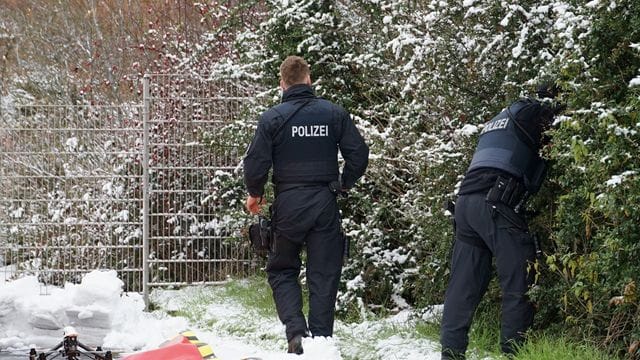 Polizisten suchen nach der Zweijährigen, die am am Montagabend in einem unbeobachteten Moment die elterliche Wohnung in einem Mehrfamilienhaus in Fulda verlassen hatte. Polizisten suchen nach der Zweijährigen, die am am Montagabend in einem unbeobachteten Moment die elterliche Wohnung in einem Mehrfamilienhaus in Fulda verlassen hatte.