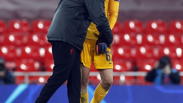 Geschafft: Liverpool-Coach Jürgen Klopp (vorne) feiert mit Keeper Caoimhin Kelleher den Gruppensieg.