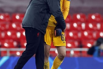 Geschafft: Liverpool-Coach Jürgen Klopp (vorne) feiert mit Keeper Caoimhin Kelleher den Gruppensieg.