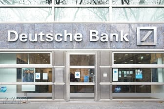 Eine Filiale der Deutschen Bank in Berlin: Deutschlands größtes Geldhaus will weitere Zweigstellen schließen.