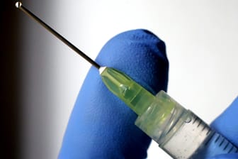 Eine Impfspritze: Corona-Impfstoff von Biontech in Großbritannien zugelassen.