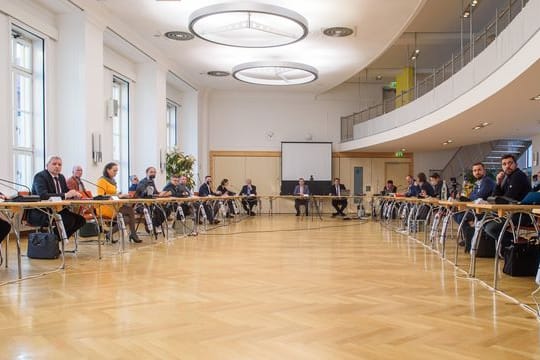 Die Mitglieder des Medienausschusses des Landtages sitzen in der Kantine des Landtages, die wegen der Corona-Pandemie zum Sitzungssaal umfunktioniert wurde.