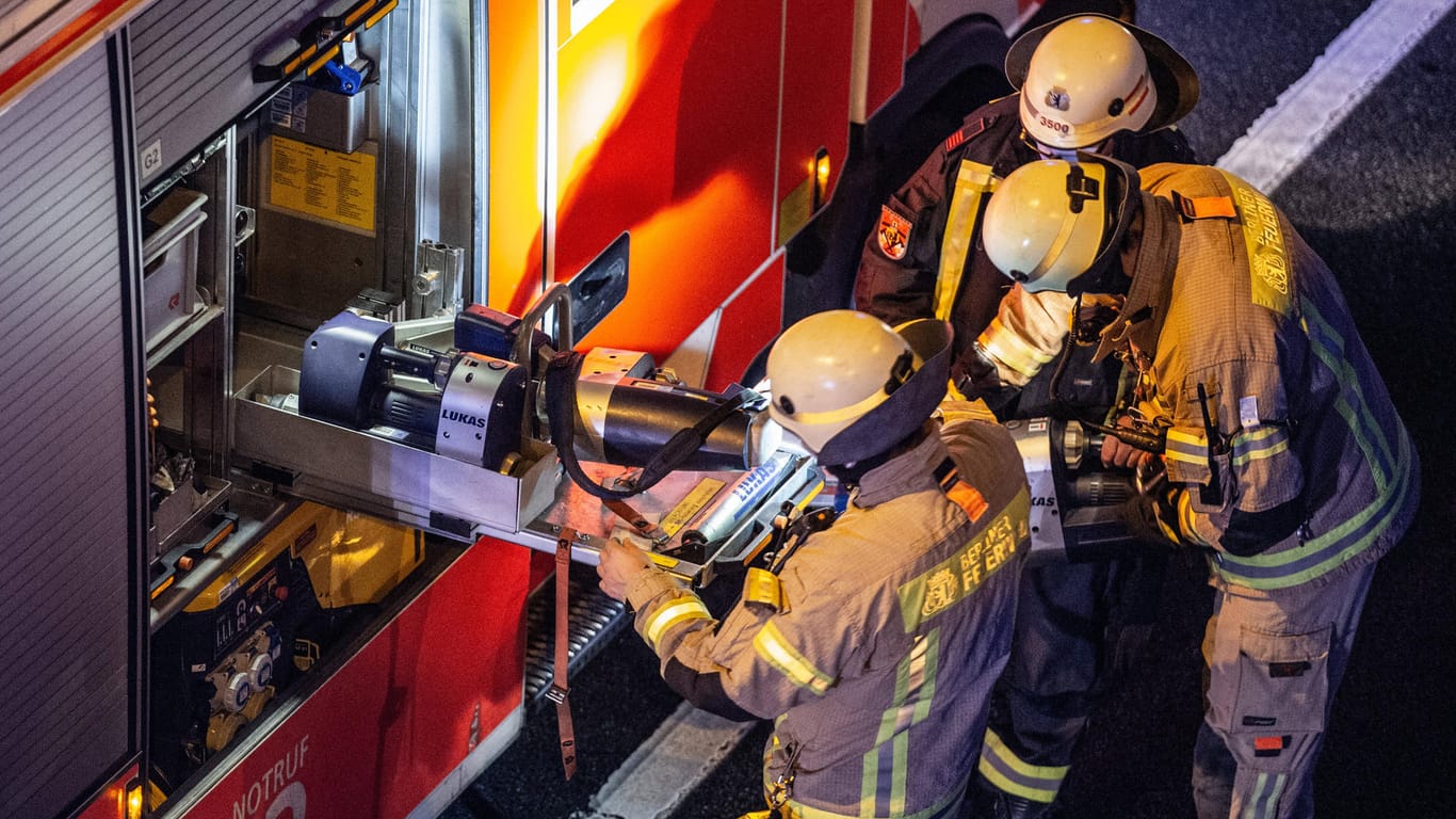 Einsatzkräfte der Berliner Feuerwehr (Symbolbild): In Berlin-Neukölln ist ein Brand in einem Hotelzimmer ausgebrochen.