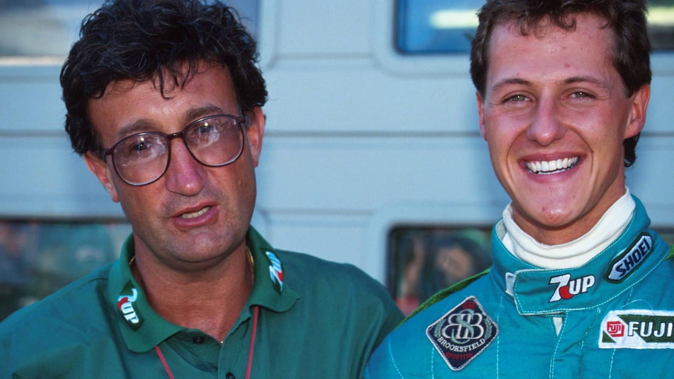 August 1991: Eddie Jordan, der Rennstall-Boss von Jordan, mit seinem damals neuen Fahrer Michael Schumacher (r.) bei dessen Debüt beim GP von Belgien.