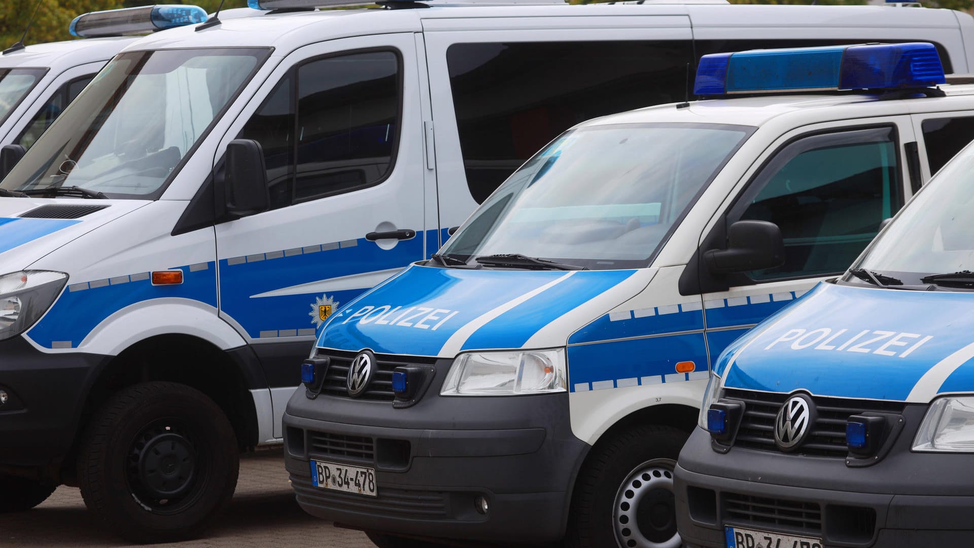 Mehrere Polizeifahrzeuge stehen nebeneinander (Symbolbild): In NRW läuft eine Razzia gegen Corona-Betrüger. Mehrere Polizeifahrzeuge stehen nebeneinander (Symbolbild): In NRW läuft eine Razzia gegen Corona-Betrüger.
