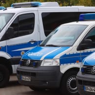 Mehrere Polizeifahrzeuge stehen nebeneinander (Symbolbild): In NRW läuft eine Razzia gegen Corona-Betrüger.