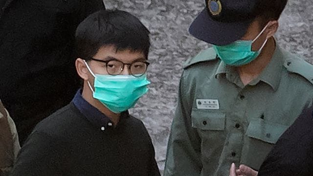 Der prominente Hongkonger Aktivist Joshua Wong und zwei seiner Mitstreiter sind für das Organisieren eines Protests zu Gefängnisstrafen verurteilt worden. Der prominente Hongkonger Aktivist Joshua Wong und zwei seiner Mitstreiter sind für das Organisieren eines Protests zu Gefängnisstrafen verurteilt worden.