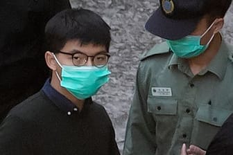 Der prominente Hongkonger Aktivist Joshua Wong und zwei seiner Mitstreiter sind für das Organisieren eines Protests zu Gefängnisstrafen verurteilt worden.