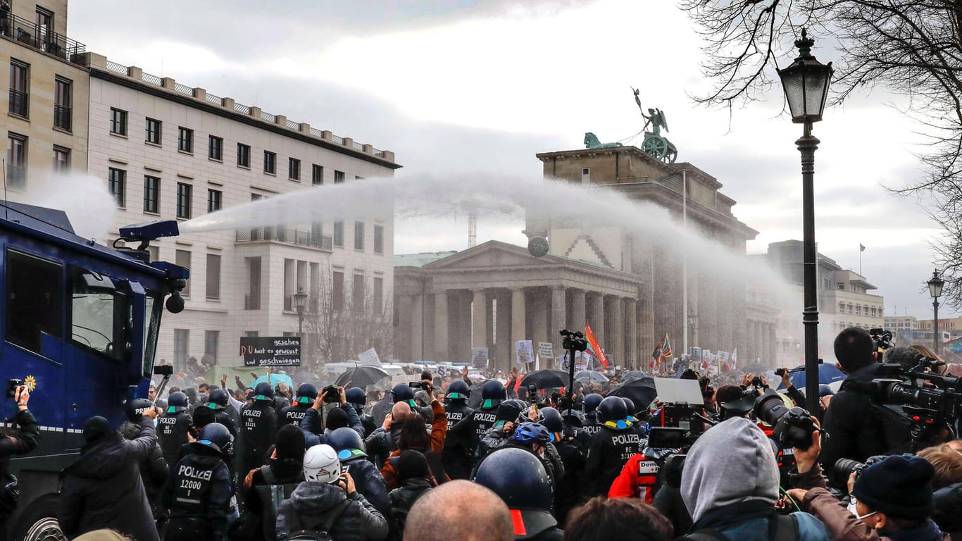 Gegner der Corona-Maßnahmen in Berlin (Archivbild): An Silvester möchte die Querdenken-Initiative am Brandenburger Tor demonstrieren.