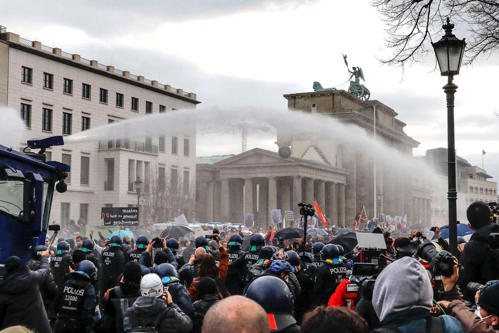 Gegner der Corona-Maßnahmen in Berlin (Archivbild): An Silvester möchte die Querdenken-Initiative am Brandenburger Tor demonstrieren.