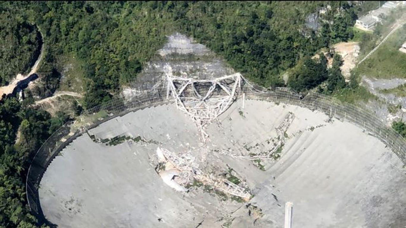 Das einst weltgrößte Radioteleskop ist in Arecibo, Puerto Rico, in sich zusammengefallen.
