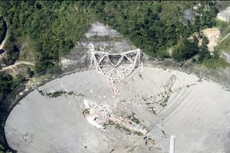 Das einst weltgrößte Radioteleskop ist in Arecibo, Puerto Rico, in sich zusammengefallen.