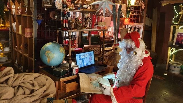 Der Weihnachtsmann geht mit der Zeit und arbeitet von zuhause aus.