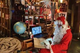 Der Weihnachtsmann geht mit der Zeit und arbeitet von zuhause aus.