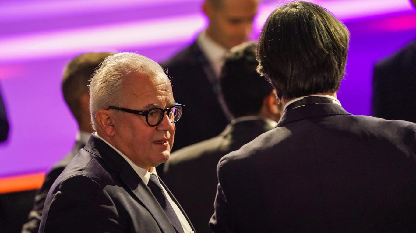 DFB-Präsident Fritz Keller (l.): Der Funktionär soll angeblich versucht haben, den Vertrag von Bundestrainer Jogi Löw zu verkürzen.