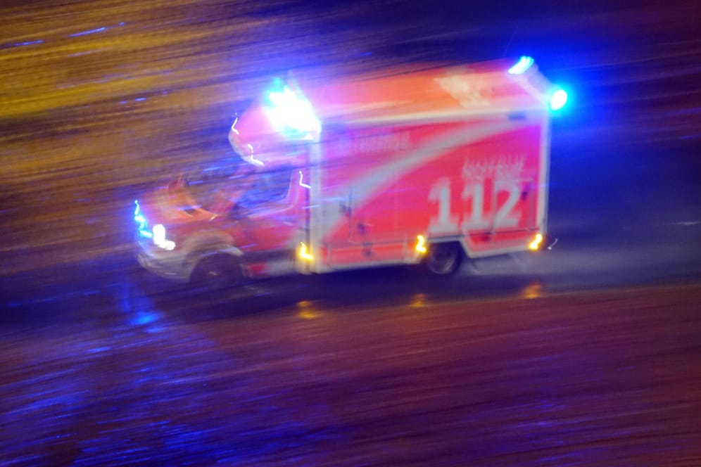 Notarztwagen bei Nacht auf Einsatzfahrt (Symbolbild): In der Nähe von Nürnberg ist eine Frau bei einem Verkehrsunfall ums Leben gekommen.