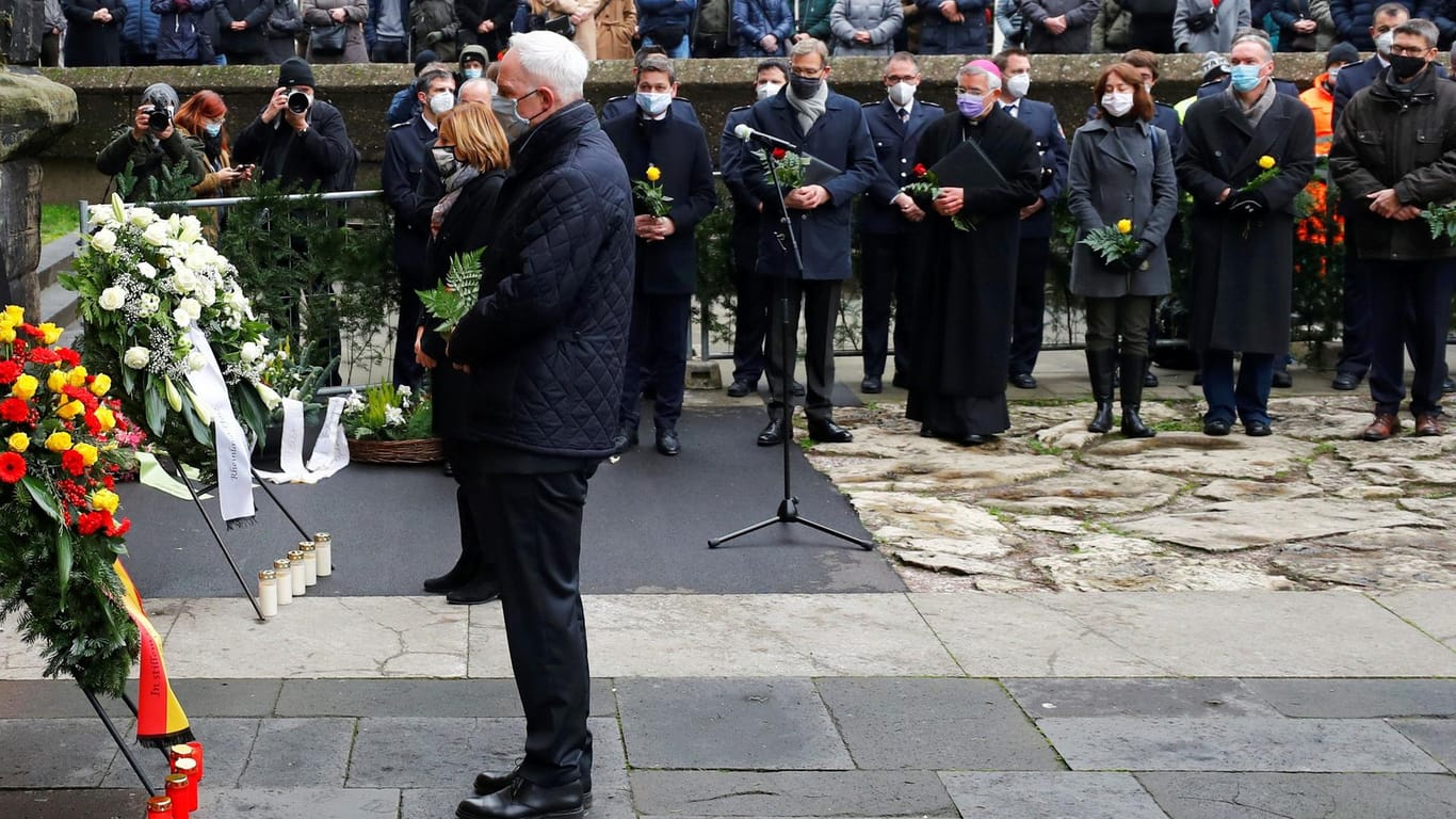 Trauerfeier in Trier: Oberbürgermeister Wolfram Leibe und neben ihm Ministerpräsidentin Malu Dreyer gedenken am Mittwoch der Opfer der Amokfahrt.