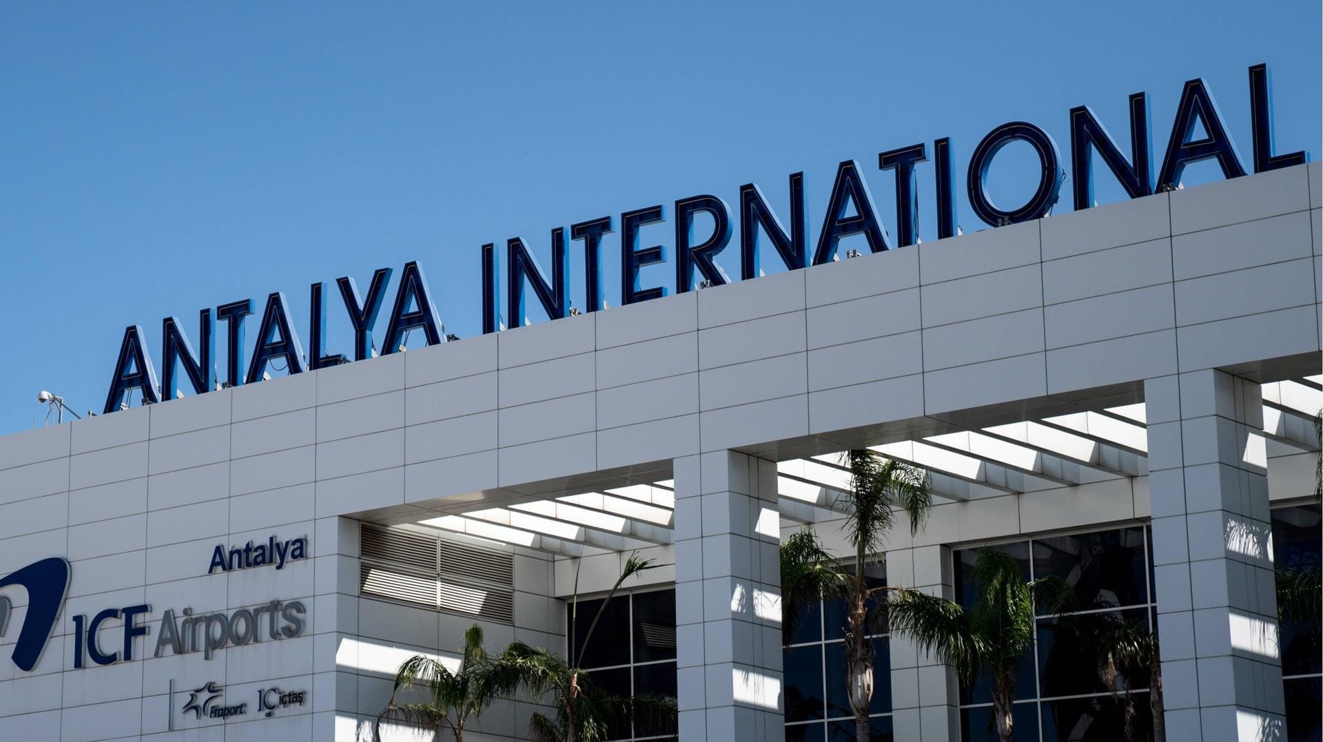 Blick auf dem Antalya International Airport (Symbolbild): Dort ist ein Wuppertaler festgenommen worden. Nun muss er sich vor Gericht verantworten.